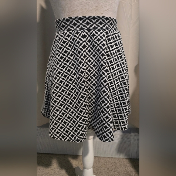 Joe B Black and White Patterned Skater Mini Skirt - Picture 2 of 4